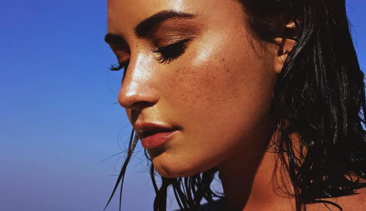 Yang berada bersama Demi adalah anggota timnya sendiri. (instagram/ddlovato)