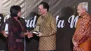 Menkeu Sri Mulyani (kiri) memberikan apresiasi dan penghargaan kepada President Commissioner EMTEK Eddy Kusnadi Sariaatmadja di Jakarta, Rabu (13/3). Ada enam pengusaha yang mendapat penghargaan ini. (Liputan6.com/JohanTallo)