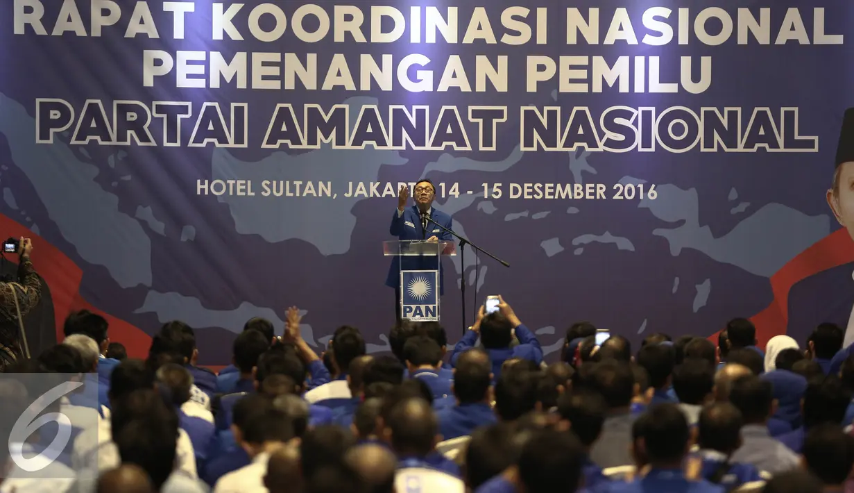 Ketua Umum Partai Amanat Nasional (PAN) Zulkifli Hasan memberikan arahan saat pembukaan Rapat Kordinasi Nasional (Rakornas) Pemenangan Pemilu Partai Amanat Rakyat di Jakarta, Rabu (14/12). (Liputan6.com/Faizal Fanani)