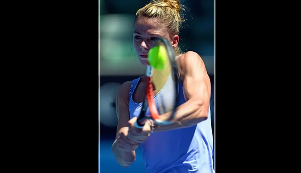 Petenis berwajah imut asal Italia Camilia Giorgi tampak berjuang menghadapi permainan Alizia Cornet asal Perancis (AFP Photo/ William West) 