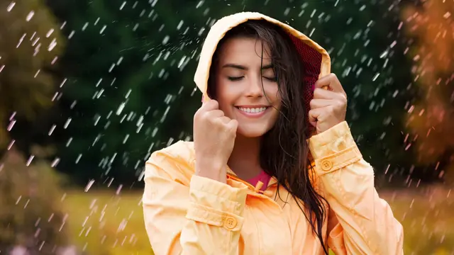Ingin Tetap Fit saat Musim Hujan? Ikuti Tips Ini agar Tubuh Sehat dan Terhindar dari Sakit! (Foto: Freepik/gpointstudio)