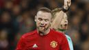 Wajah bintang Manchester United, BWayne Rooney berdarah akibat benturan saat timnya melawan West Ham United pada laga Piala Liga Inggris di Stadion Old Trafford, (30/11/2016). MU menang 4-1. (Reuters/Phil Noble)