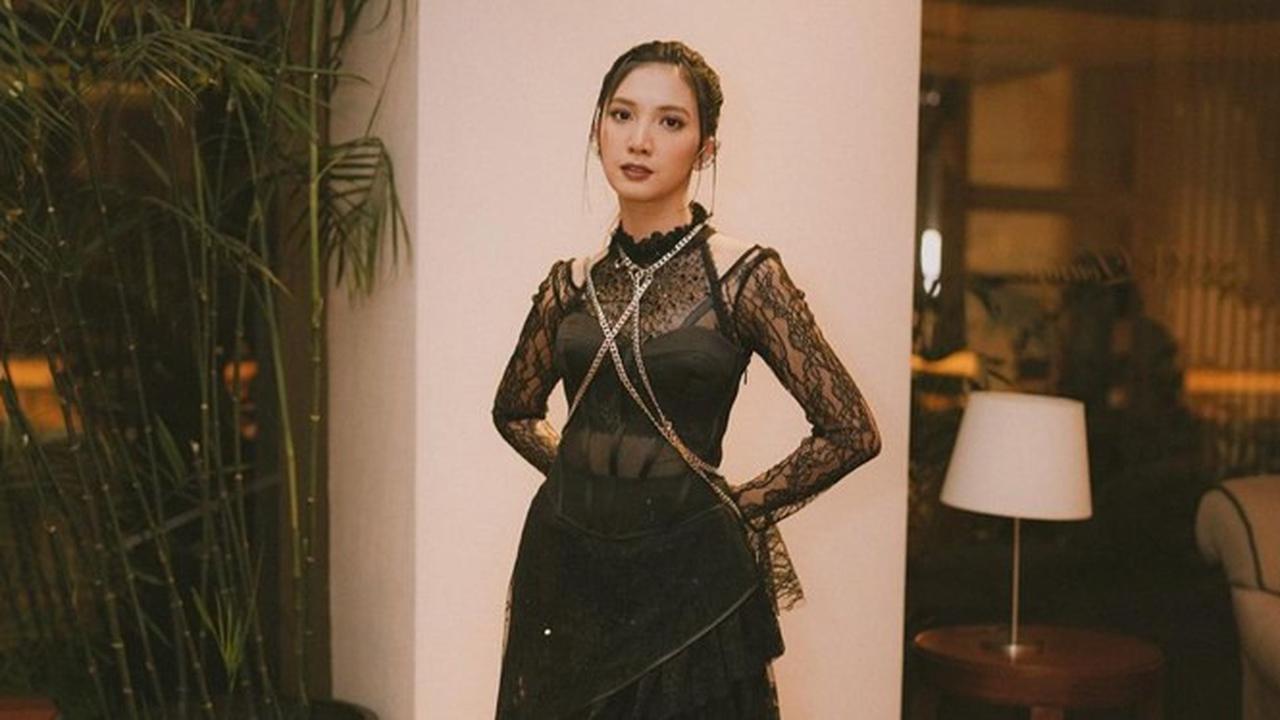 7 Pesona Sheila Dara dalam Premier Film Jagat Arwah, Tampil Berkonsep Gothic