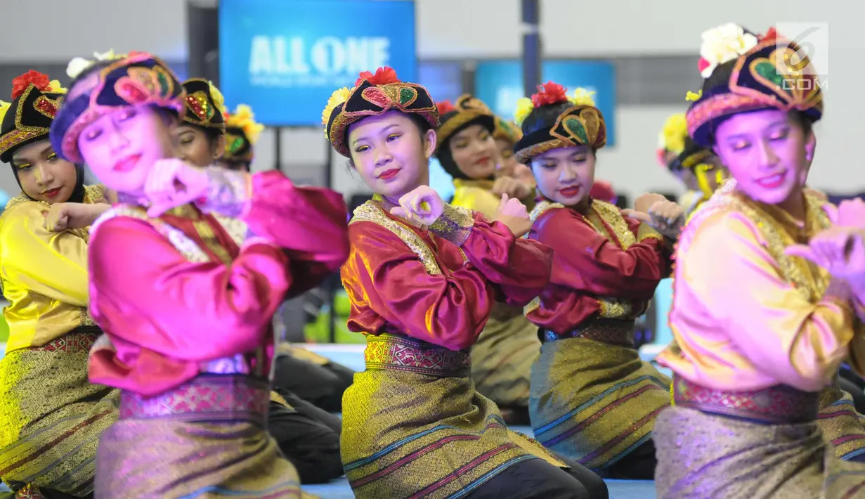 Penari menampilkan tarian khas Aceh saat Kejuaraan Junior Senam Artistik Asia ke-15 di Istora Senayan, Jakarta, Rabu (25/4). Di ajang ini menjadi wadah bagi atlet Indonesia jelang laga di Asian Games 2018. (Liputan6.com/Helmi Fithriansyah)