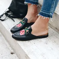 Mules shoes yang bikin penampilan jadi kece banget. (sumber foto: Bloglovin'/Pinterest)