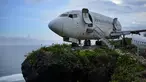 Pesawat Boeing bekas ditempatkan di tebing tepi laut untuk memikat wisatawan dan diubah menjadi sebuah vila di dekat pantai Nyang-Nyang di Kabupaten Uluwatu Badung, di pulau resor Indonesia Bali (14/9/2021). (AFP/Sony Tumbelaka)