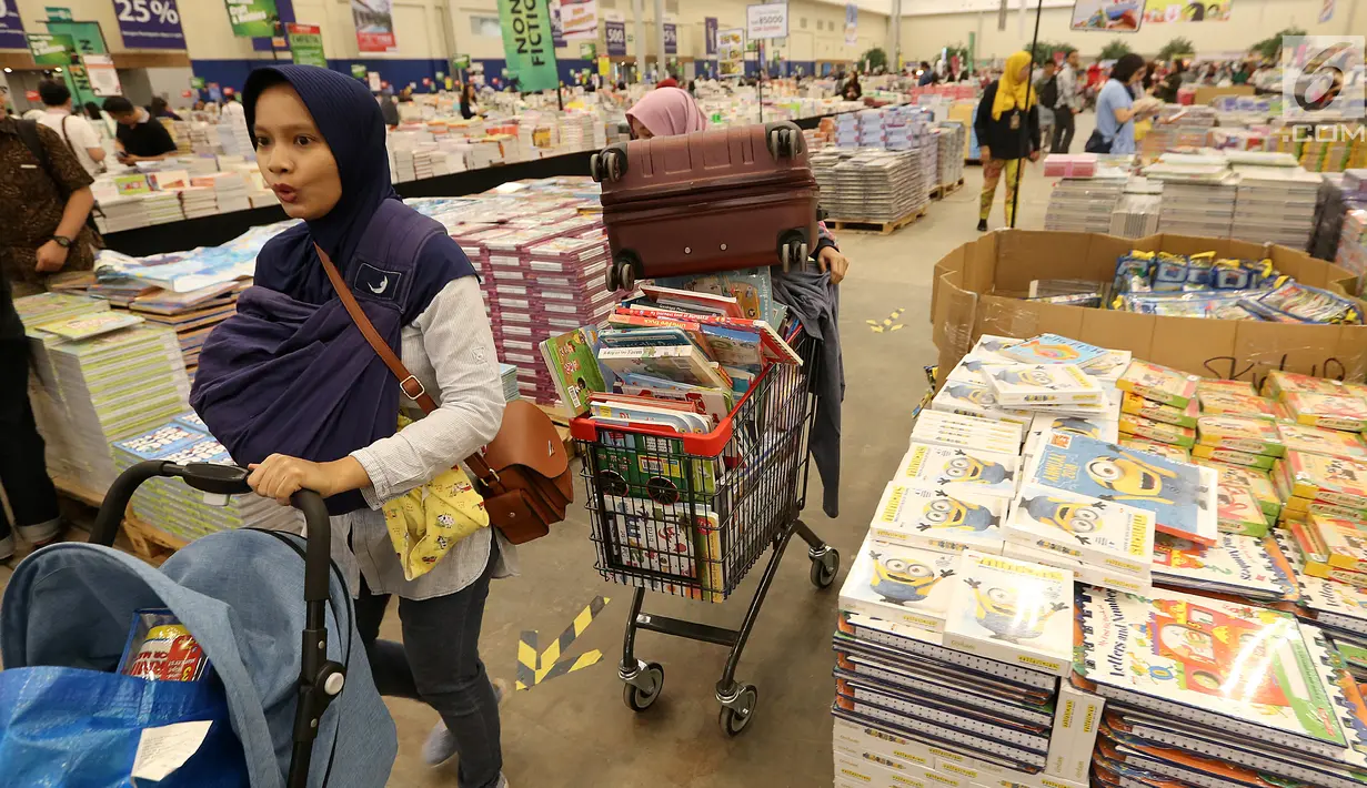 Pengunjung membawa keranjang buku pada  pameran dan penjualan buku Big Bad Wolf di ICE BSD, Tangerang Selatan, Rabu (28/3). Pameran ini akan dibuka 24 jam nonstop. (Liputan6.com/Fery Pradolo)