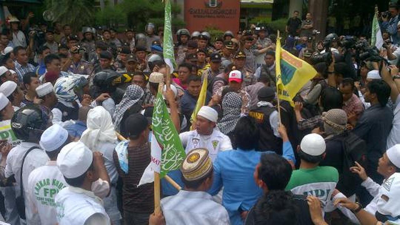 Ratusan ormas Islam bentrok dengan Polisi