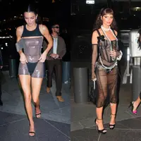 Kendall Jenner tampil berani mengenakan bodysuit payet tipis transparan dari Chanel tahun 1994, dipadukan dengan thong hitam dan straps mutiara. [Foto: IG/danixmichelle].