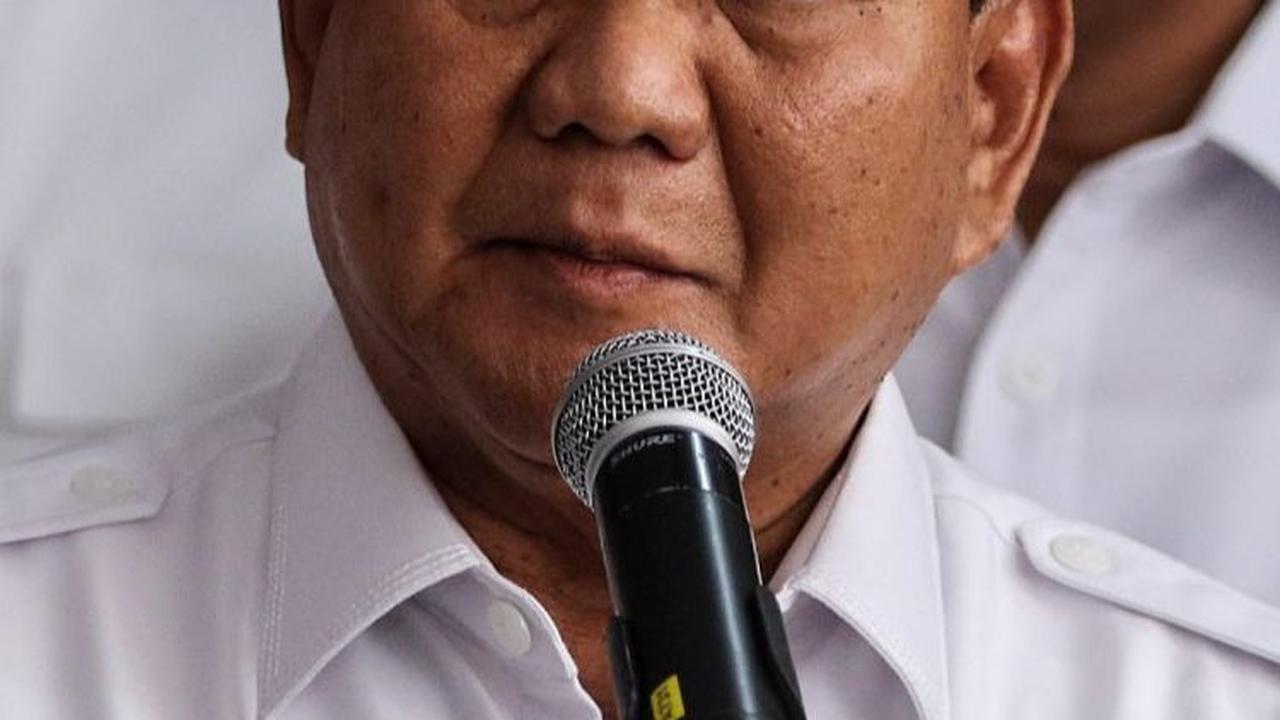 Prabowo juga mengungkap keinginan dirinya agar ada produksi jam tangan lokal buatan asli Indonesia.