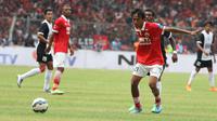 Amarzukih (kiri) saat beraksi bersama Persija Jakarta pada Trofeo Persija di Stadion Utama Gelora Bung Karno, Jakarta, Sabtu (9/4/2016). (Bola.com/Nicklas Hanoatubun)