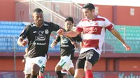 Duel antara Madura United versus PSS Sleman pada lanjutan pekan ke-30 BRI Liga 1 2022/2023, Sabtu (11/3/2023). (Bola.com/Wahyu Pratama)