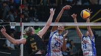 Dua pemain Jakarta Pertamina Enduro, Jordan Mackenzie Thompson serta Rissa Meiga Rianti, ketika menghalau spike pemain Jakarta Popsivo Polwan Madison Kingdon Rishel pada Final Four Proliga 2025 di GOR Sritex Arena, Solo, Minggu (4/5/2025). (Bola.com/Radifa Arsa)