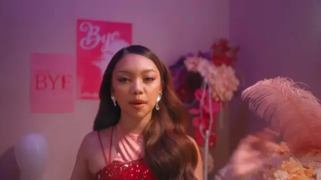 Pesona Naura Ayu dalam balutan dress pink