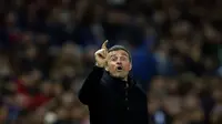 Pelatih Barcelona Luis Enrique tak ingin meremehkan Atletico Madrid. (AP Photo/Daniel Ochoa de Olza)