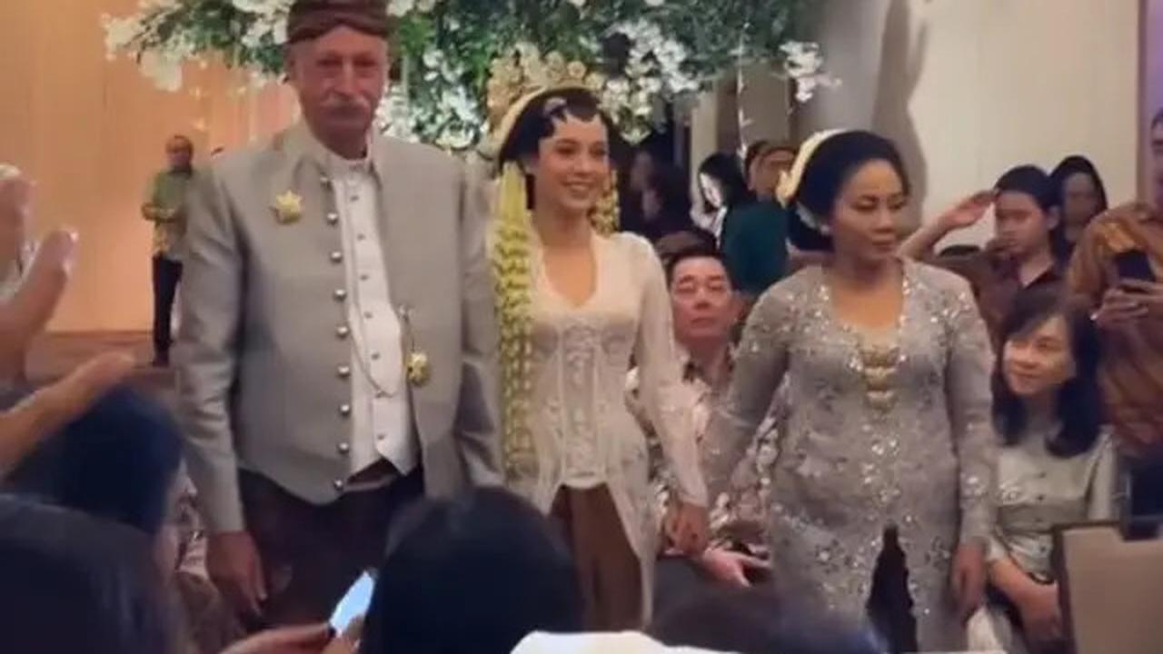7 Potret Pernikahan Anggika Bolsterli dan Omar Bertema Jawa, Mahar Uang Swiss