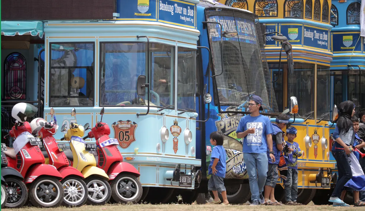 Deretan vespa dan Bus Bandung Tour on Bus (Bandros) yang akan mengangkut para pemain Persib Bandung dalam Pawai Persib Juara Piala Presiden, Minggu (25/10/2015). (Bola.com/Nick Hanoatubun)