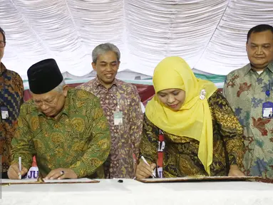 Ketua MUI KH Ma’aruf Amin (kiri) dan Mensos Khofifah Indar Parawansa saat menandatangani MoU program edukasi keuangan syariah '1 Juta Umat Mandiri' di Tangerang, Senin (30/5).(Liputan6.com/Angga Yuniar)