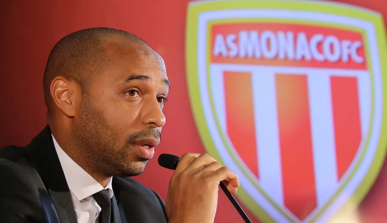 Legenda Prancis, Thierry Henry, memberikan keterangan saat diperkenalkan sebagai pelatih baru AS Monaco di Monaco, Rabu (17/10). Dirinya menggantikan posisi yang ditinggalkan Leonardo Jardim. (AFP/Valery Hache)