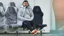 Pelatih Tottenham Hotspur, Mauricio Pochettino menyaksikan pemainnya berlatih di Pusat Pelatihan Enfield, London utara (12/2). Tottenham akan bertanding melawan Borrusia Dortmund pada 16 besar Liga Champions di stadion Wambley. (AFP Photo/Glyn Kirk)