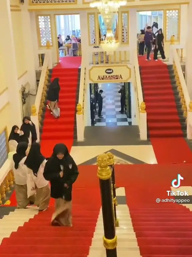 Sekolah Alexandria Bernuansa Emas