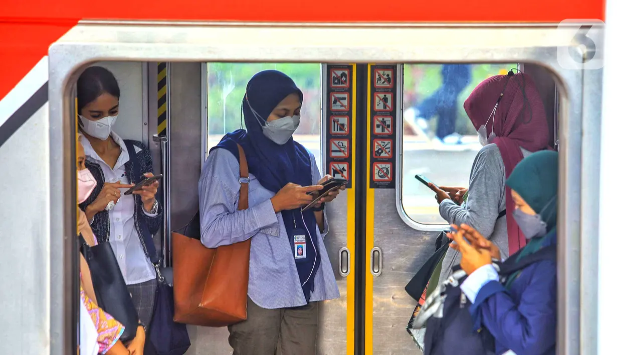 <p>Penumpang melihat ponsel di dalam kereta rel listrik (KRL) saat menunggu keberangkatan di Stasiun Tanah Abang, Jakarta, Rabu (17/1/2023). Sementara itu, total volume pengguna pada weekend sebanyak 3.087.153 orang atau rata-rata sebanyak 617.431 orang. (Liputan6.com/Angga Yuniar)</p>