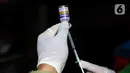 Petugas menyiapkan vaksin rabies untuk hewan di Pasar Barito, Jakarta, Senin (28/3/2022). Penyemprotan disinfektan, pemeriksaan kesehatan hewan dan vaksinasi rabies gratis untuk mengantisipasi penyebaran penyakit di pasar hewan tersebut. (Liputan6.com/Herman Zakharia)