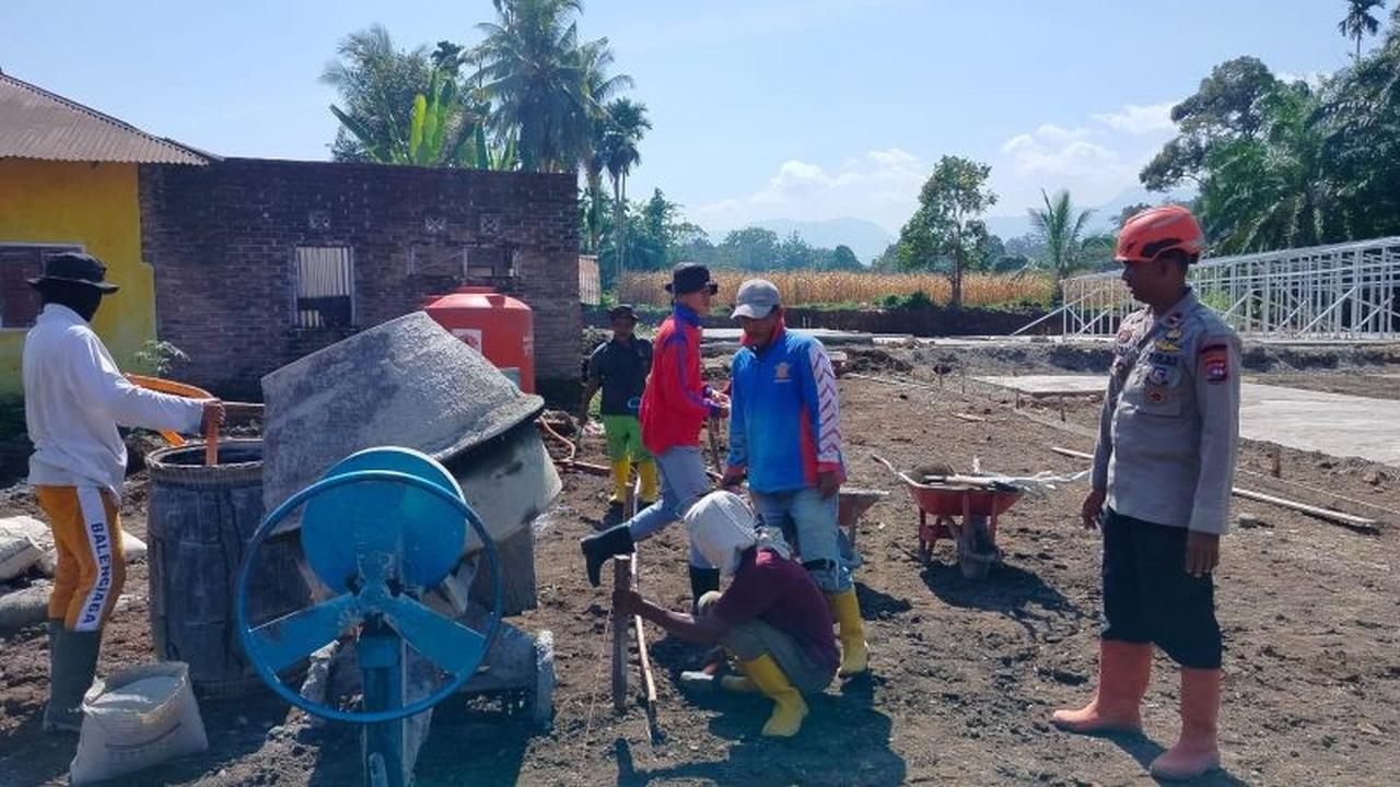 Brimob Polda Sumbar Percepat Pembangunan Huntara Agam untuk Korban Bencana