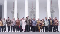 Presiden Joko Widodo bersama Ibu Iriana Joko Widodo dan Wapres Jusuf Kalla bersama Ibu Mufidah Jusuf Kalla dan sejumlah Menteri Kabinet Kerja Periode 2014-2019 melambaikan tangan saat acara perpisahan di Istana Negara, Jakarta, Jumat (18/10/2019). (Istimewa)