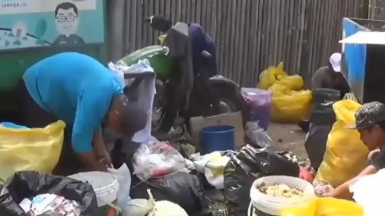 Memilah sampah yang sulit terurai.