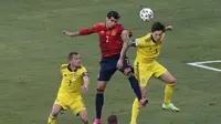 Bek Swedia, Victor Lindelof (kanan) berduel udara dengan striker Spanyol, Alvaro Morata dalam laga Grup E Euro 2020 di La Cartuja Stadium, Sevilla, Selasa (15/6/2021) dini hari WIB. (Foto: AFP/Pool/Julio Munoz)