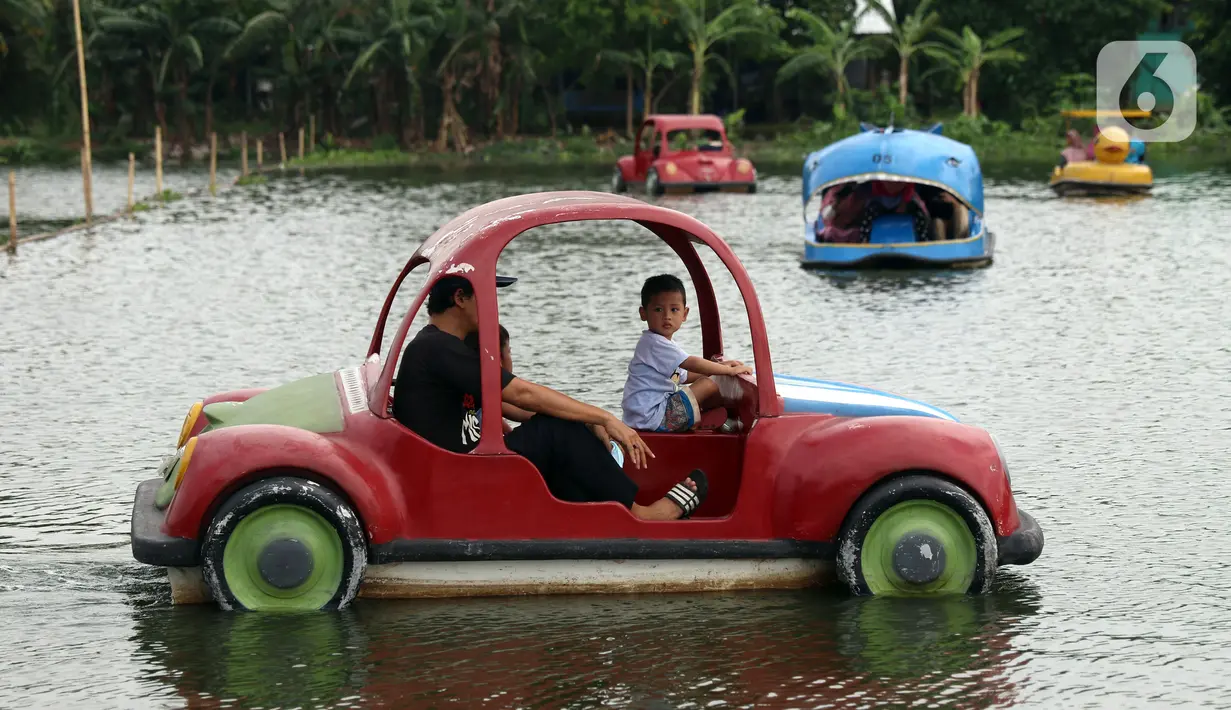 Warga menikmati wahana air di Danau Cipondoh, Kota Tangerang, Banten, Rabu (20/10/2021). Banyak warga memanfaatkan hari libur Maulid Nabi untuk berwisata bersama keluarga di kawasan tersebut sebagai alternatif wisata di tengah kota. (Liputan6.com/Angga Yuniar)