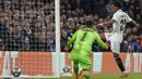 Pemain Real Madrid Rodrygo mencetak gol ke gawang Chelsea pada laga leg kedua perempat final Liga Champions di Stadion Stamford Bridge, Rabu (19/4/2023). Pemain asal Brasil ini memborong dua gol kemenangan Los Blancos di markas Chelsea. (AP Photo/Kirsty Wigglesworth)
