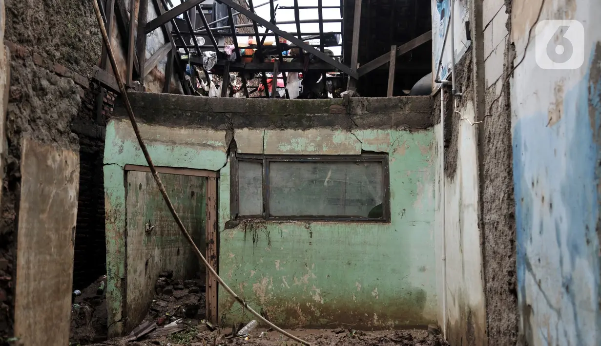 Kondisi rumah salah satu warga yang rusak pascabanjir di kawasan Rawajati, Pancoran, Jakarta, Minggu (5/1/2020). Puluhan rumah warga yang berada di bantaran Kali Ciliwung itu mengalami kerusakan parah dan dipenuhi sampah serta lumpur akibat terjangan banjir. (merdeka.com/Iqbal Nugroho)