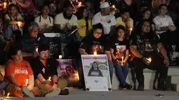 Alunan musik juga mengiringi upacara peringatan ini. Mereka yang terkena dampak langsung penembakan Robb Elementary School juga menghadiri peringatan ini. (AP Photo/Eric Gay)