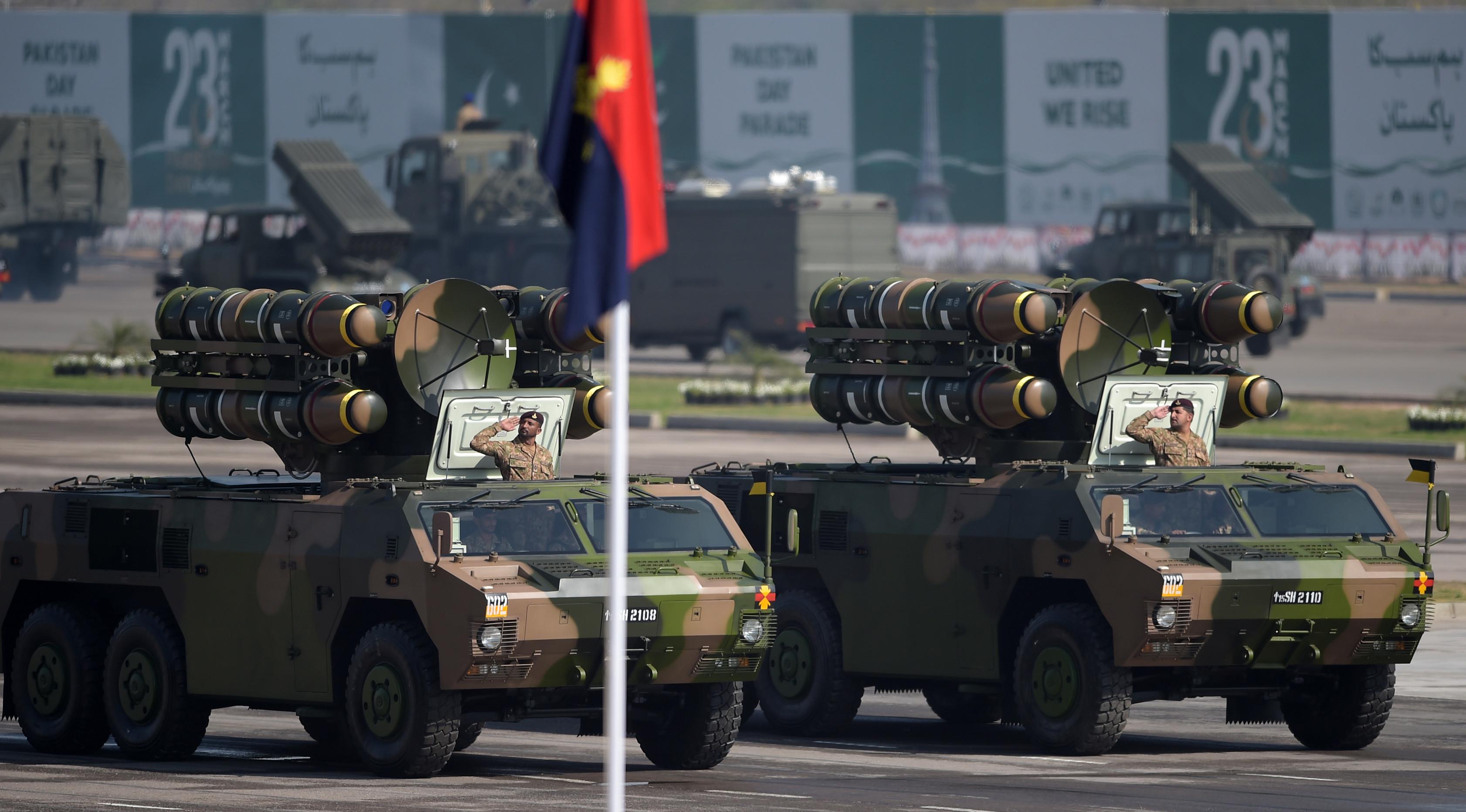 Prajurit Pakistan berada di atas kendaraan bersenjata rudal selama parade Hari Militer Pakistan di Islamabad, (23/3). Parade ini menampilkan tank kelas berat, rudal balistik hingga rudal Ghauri berkemampuan daya ledak nuklir. (AFP Photo / Aamir Qureshi)