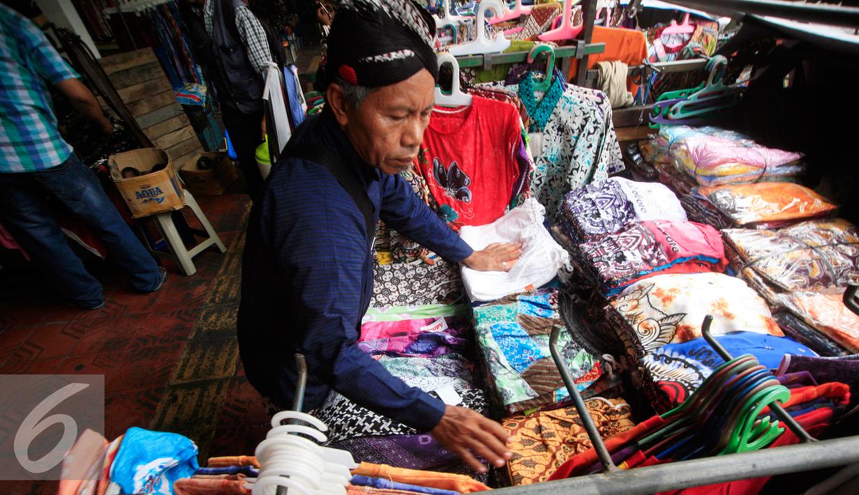 PKL merapihkan dagangannya di kawasan Malioboro mengenakan pakaian tradisional, Rabu (20/4/2016). Sejumlah PKL mengenakan pakain adat jawa menyambut hari Kartini 21 April besok. (Liputan6.com/Boy Harjanto)