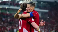 Pemain Timnas Indonesia, Jay Idzes (kanan) memeluk Ole Romeny untuk merayakan gol ke gawang China dalam laga lanjutan putaran ketiga Kualifikasi Piala Dunia 2026 di Stadion Utama Gelora Bung Karno (SUGBK), Senayan, Jakarta, Selasa (05/06/2025). (Bola.com/Bagaskara Lazuardi)