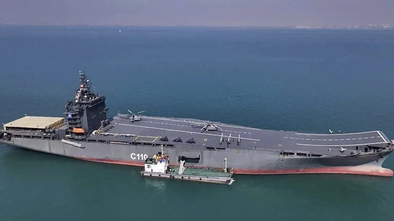 Foto yang disediakan pada Kamis (6/2/2025) oleh Sepahnews dari Garda Revolusi Iran, menunjukkan kapal induk pengangkut drone pertama Iran di Teluk Persia.