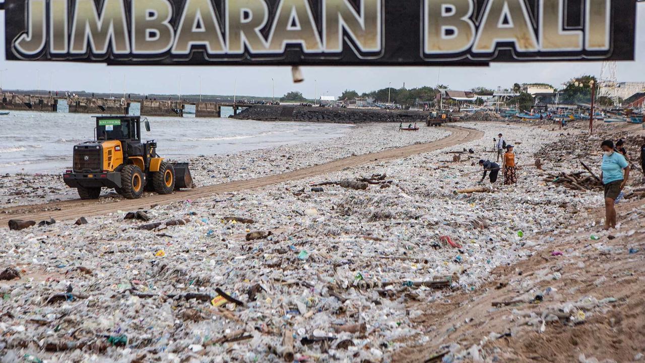 FOTO: Aksi Bersihkan Sampah di Pantai Jimbaran Bali