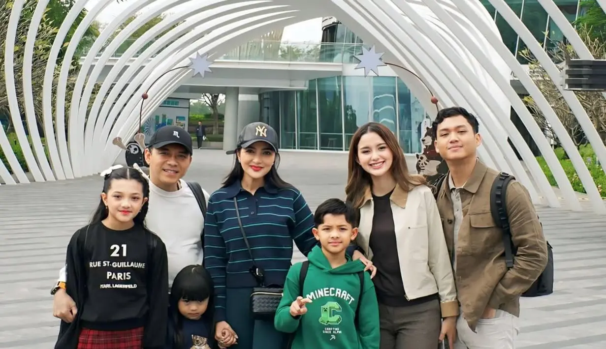 Meski ikut liburan bareng keluarga, Sarah Menzel dan Azriel Hermansyah tak ragu pamer kebersamaan [@ssarah_menzel]