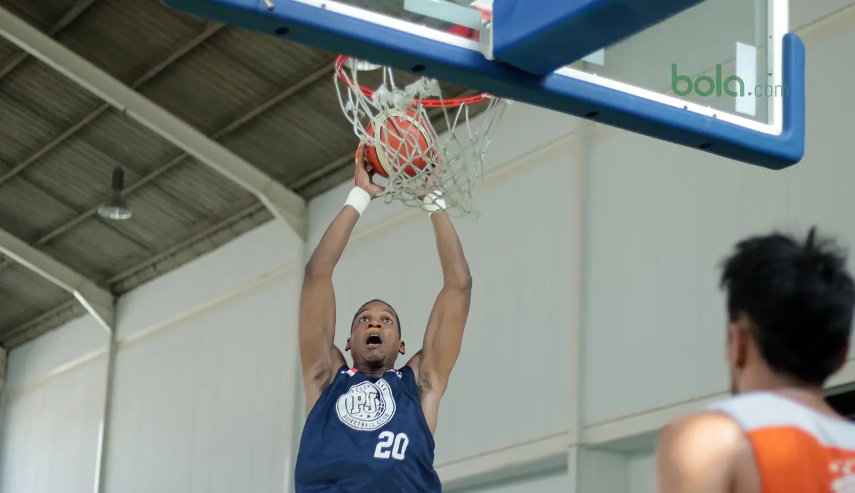 Aksi pemain Pelita Jaya, Chester Giles  melakukan dunk saat berlatih di Istana Kana, Jakarta, (13/04/2018). Pelita Jaya akan melawan Satria Muda pada laga final IBL 19, 21, dan 22 april 2018. (Bola.com/Nick Hanoatubun)