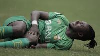 Striker Bhayangkara FC, Guy Junior, kesakitan akibat dijatuhkan pemain Borneo FC pada laga Liga 1 Indonesia di Stadion Patriot, Bekasi, Rabu (20/9/2017). Bhayangkara menang 2-1 atas Borneo. (Bola.com/Vitalis Yogi Trisna)