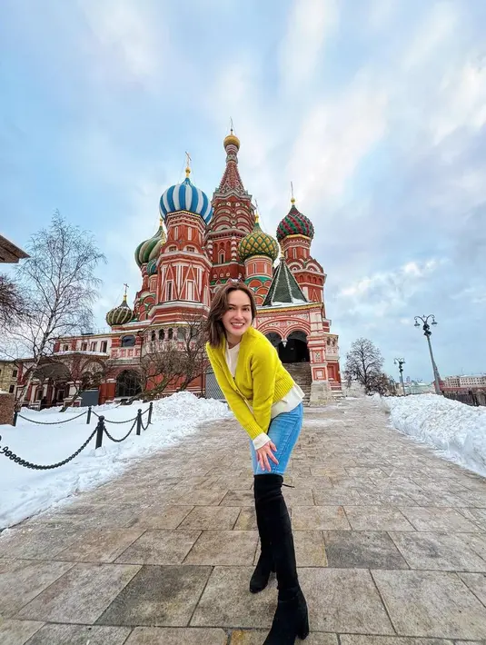 Shandy Aulia tengah berada di Moscow. Di tengah cuaca dingin Shandy nampak stylish dengan pilihan busana musim dinginnya. [Foto: Instagram/shandyaulia]
