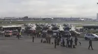 Penumpang dievakuasi dari British Airways di Charles de Gaulle airport, Paris. (AP)