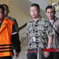 Wali Kota Pasuruan Setiyono usai menjalani pemeriksaan penyidik KPK di Gedung KPK, Jakarta, Jumat (5/10). Setiyono memakai rompi tahanan usai menjalani pemeriksaan 1x24 jam pascaterjaring Operasi Tangkap Tangan (OTT). (Merdeka.com/Dwi Narwoko)