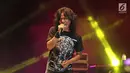 Penampilan vokalis band Power Metal Arul Efansyah saat meriahkan panggung JogjaRockarta International Music Festival 2017 di Stadion Kridosono, Jogjakarta, Jumat (29/9). (Liputan6.com/Herman Zakharia)