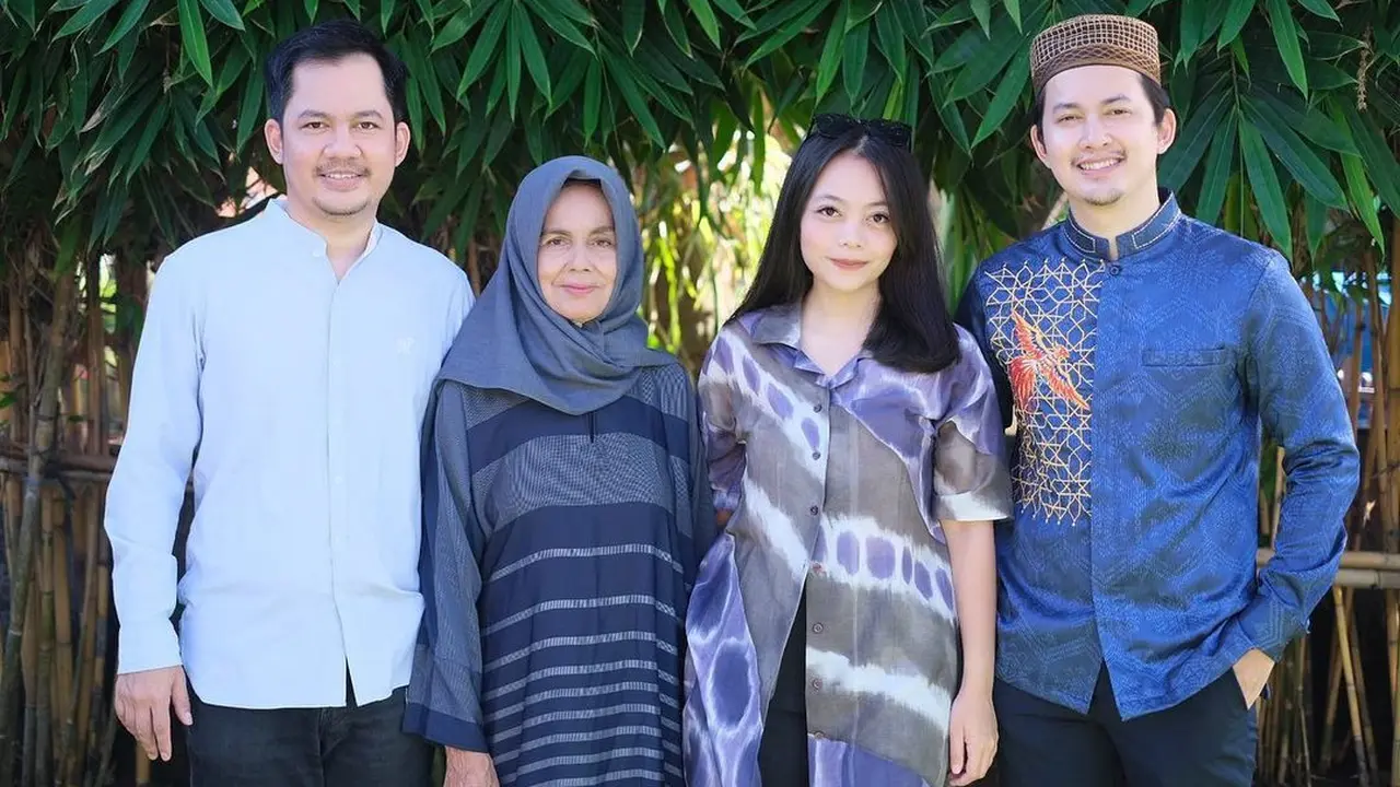 Saling Menguatkan, Ini 6 Potret Kebersamaan Kiki Farrel dan Dua Saudaranya