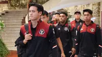 Pemain Timnas Indonesia U-22, Alfeandra Dewangga dan kawan-kawan saat meninggalkan Hotel Phnom Penh menuju Stadion Olympic, Phnom Penh, Selasa (16/05/2023). Mereka akan menjalani partai final SEA Games melawan Thailand. (Bola.com/Abdul Aziz)