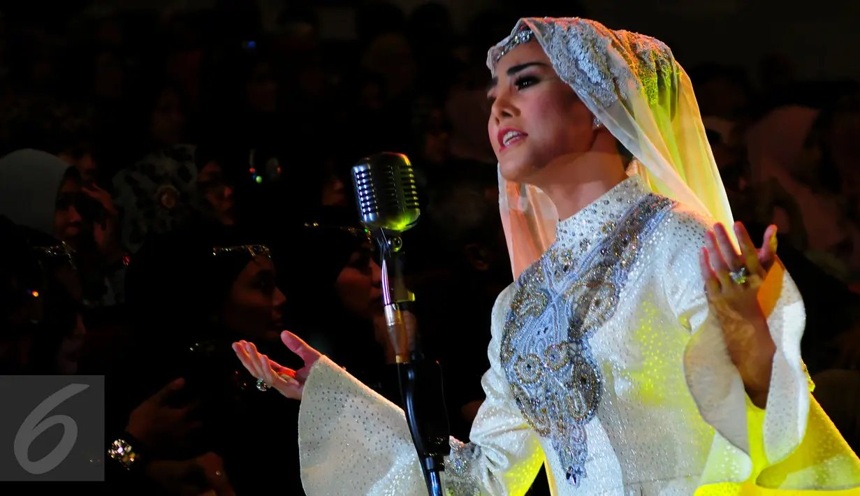 Cici Paramida saat pembuatan video klip “Selawatan”, Jakarta, Senin, (15/6/2015).  Cici terlihat mempesona dengan balutan busana bernuansa putih. (Liputan6.com/Faisal R Syam)